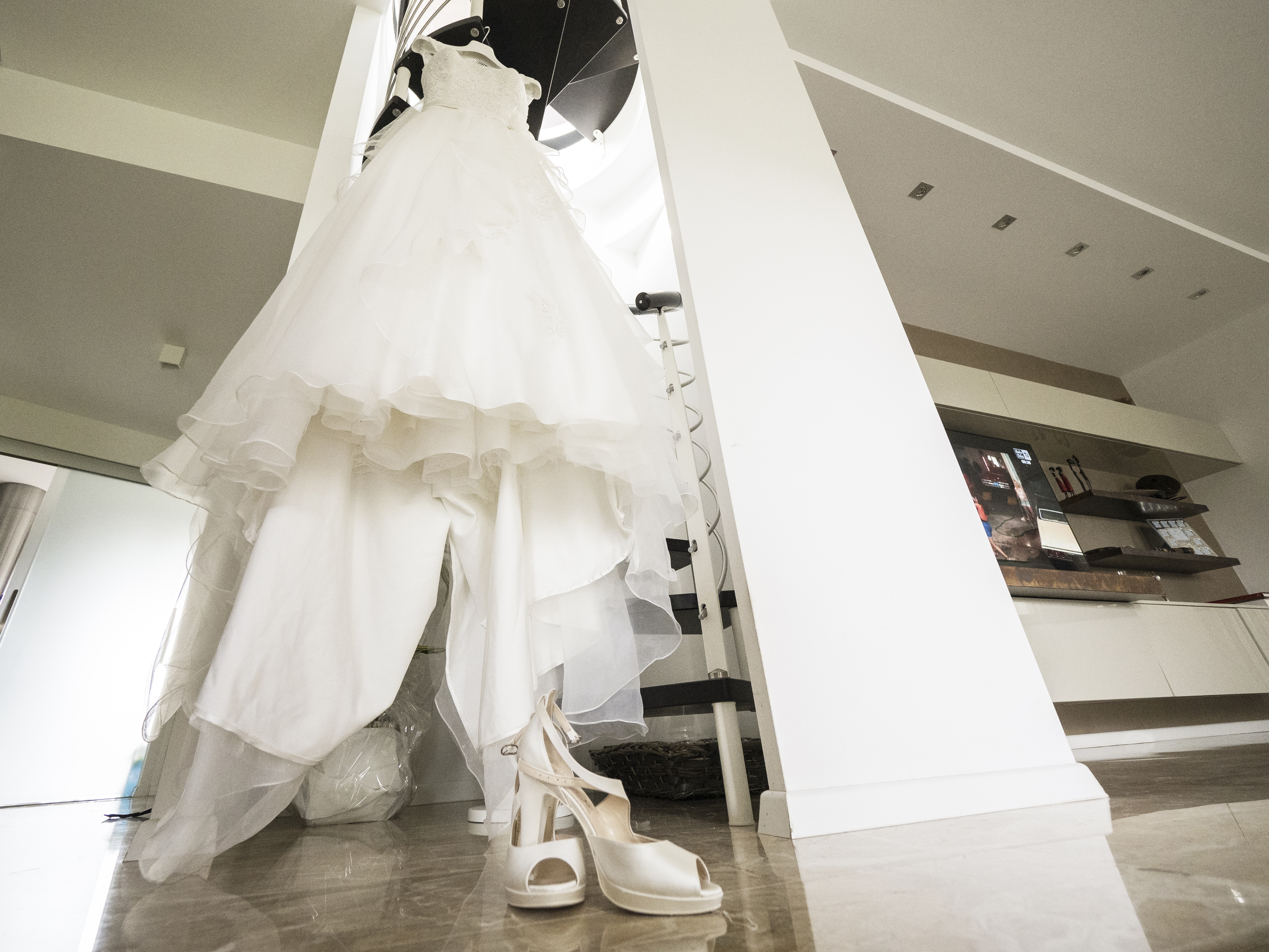 abito e scarpe sposa